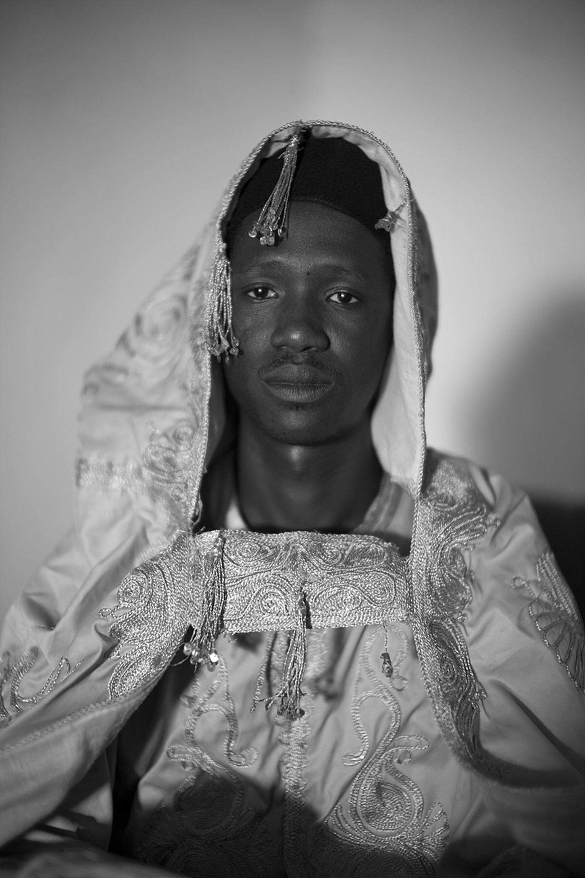 Hamadou Ousmanou Mamoudou, Lamido of Boula, Kamerun (c) Alfred Weidinger Weidinger: "Wenige Wochen vor der Aufnahme des Lamido von Boula verstarb dessen Vater. Zu seinem Angedenken ließ er sich in dessen Kleidung porträtieren. Die Trauer steht ihm ins Gesicht geschrieben."
