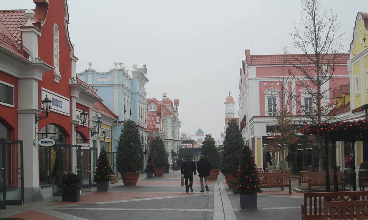 Unter den Top Ten findet sich mit dem Designer Outlet Parndorf auch ein österreichisches. Der Standort, der Platz fünf belegt, profitiert vor allem von seiner Grenznähe. Das Center zählt viele Kunden aus Ungarn, der Slowakei und Tschechien zu seinen Stammbesuchern. Mit Parndorf und seinen weiteren 25 Centern in Westeuropa begründet der Betreiber McArthurGlen seine Marktführerschaft. Zurück zur Übersicht