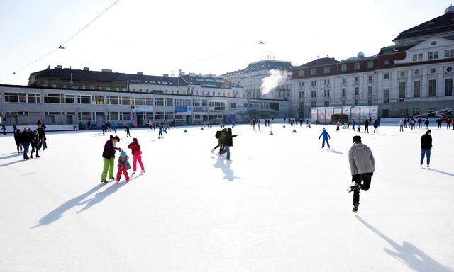 Ab Samstag kann man beim Wiener Eislaufverein wieder eislaufen. In den ersten Tagen allerdings auf verkleinerter Fläche, denn auf einem Teil des Areals wird Tennis gespielt. (Archivbild)
