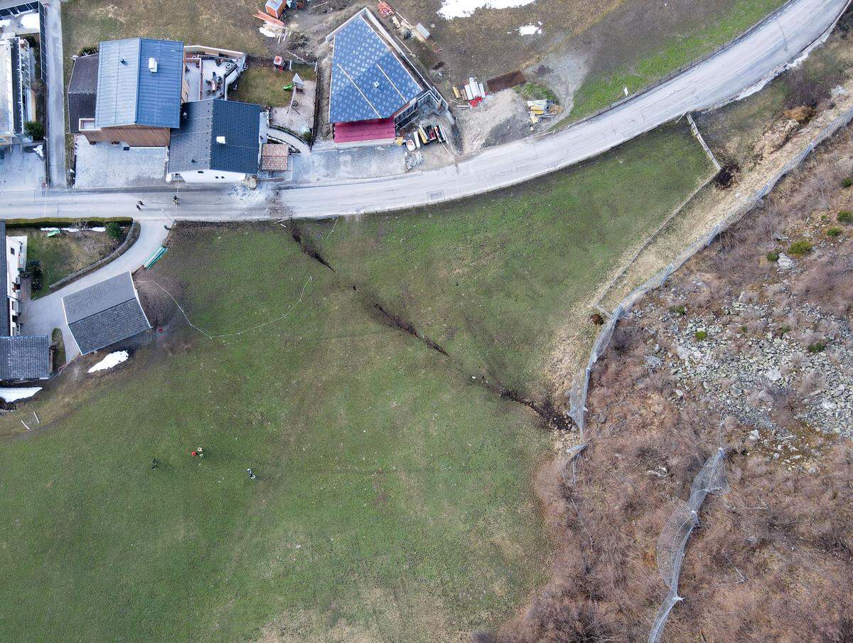 Blick von oben - und der Weg, den der Felsblock nahm, bevor er das Haus erreichte. Im Zuge der Erkundungsflüge hat sich gezeigt, dass ein weiterer Steinschlag in dieser Größenordnung nicht zu erwarten ist, so der Landesgeologe. "Jedoch handelt es sich hierbei generell um einen latent steinschlaggefährdeten Bereich", so Außerlechner.