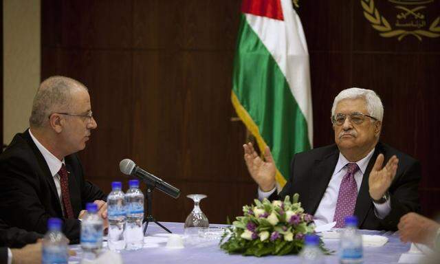 Der palästinensische Präsident Mahmoud Abbas (re.) vereidigte die neue Regierung unter Ministerpräsident Rami Hamdallah (li.).