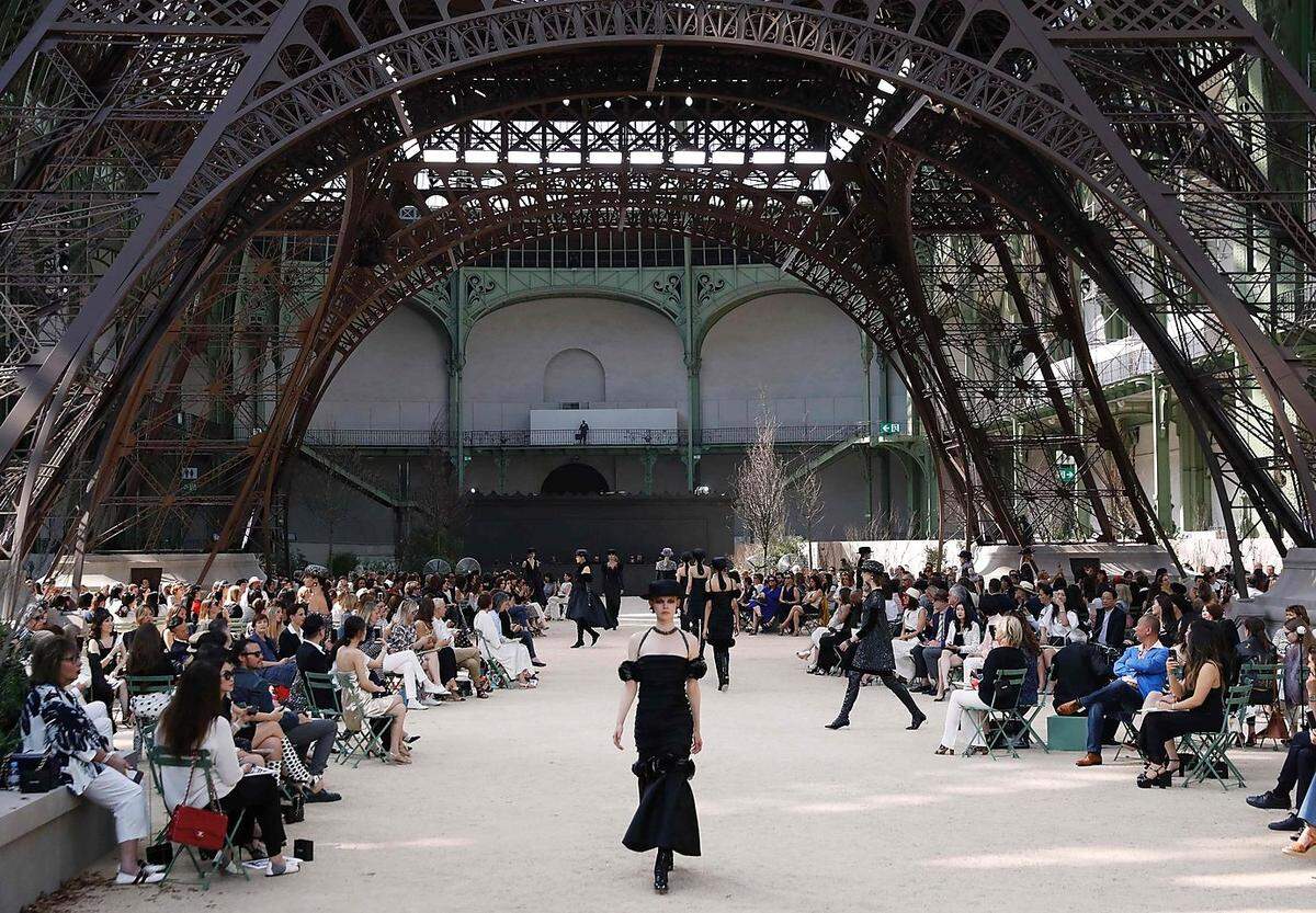 Quasi im Schatten des Eiffelturms hat der deutsche Modeschöpfer Karl Lagerfeld am Dienstag seine Haute-Couture-Mode für die kommende Herbst/Winter-Saison gezeigt. Die Models flanierten, die Gäste sahen in authentischem Setting zu.