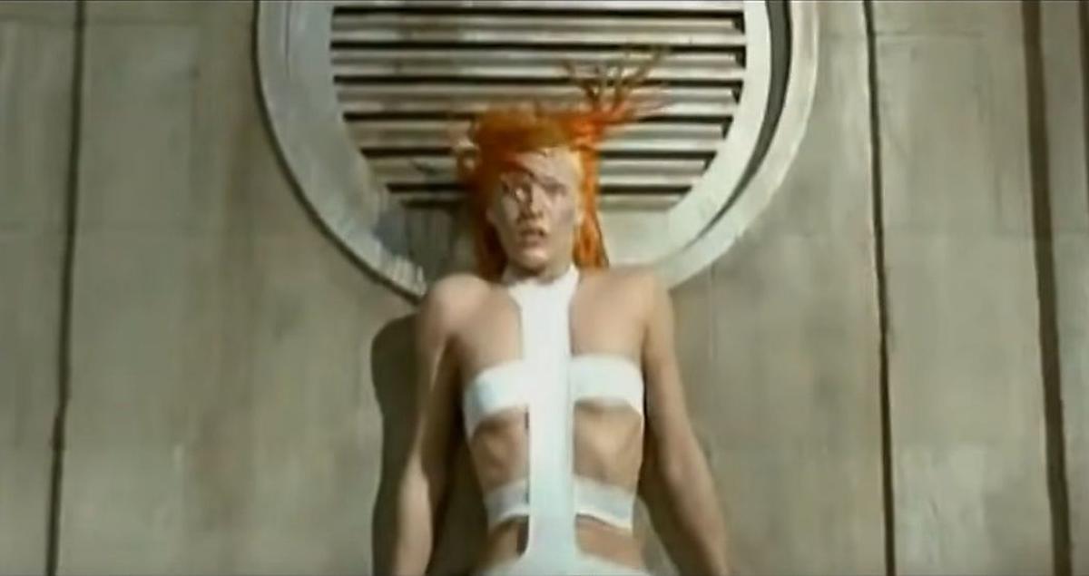 Das Oberteil der Künstlerin ist eine Hommage an den Film "Das fünfte Element".