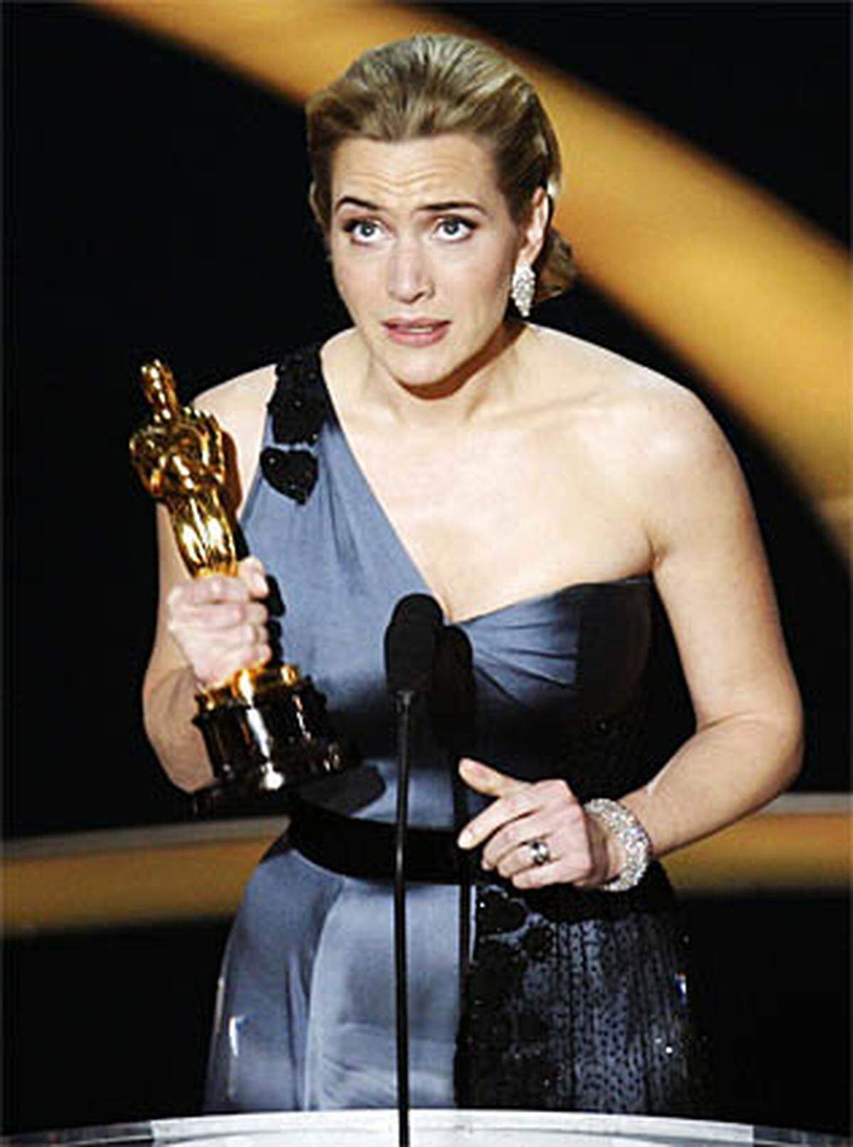 Eine atemlose Kate Winslet freute sich über ihren Oscar als Beste Hauptdarstellerin für "Der Vorleser". Sie habe seit ihrem achten Lebensjahr mit der Shampoo-Flasche in der Hand für diesen Moment trainiert, sagte die Britin. Anders als ihre Vorgänger brach die Mimin auf der Bühne nicht in Tränen aus. Die Nominierten Anne Hathaway in "Rachel Getting Married" Angelina Jolie in "Der fremde Sohn" Melissa Leo in "Frozen River" Meryl Streep in "Glaubensfrage"