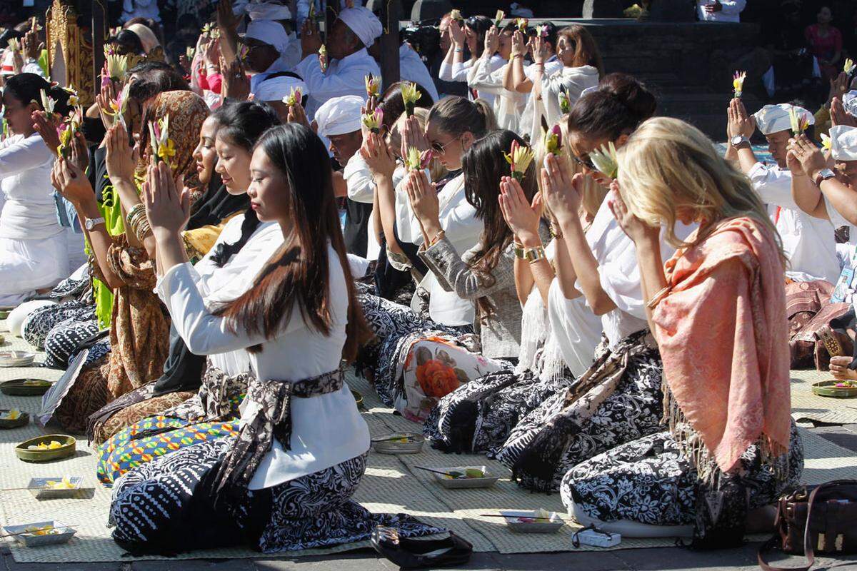 "So eine Veranstaltung degradiert Frauen zu Objekten und das verstößt gegen den Islam", kritisierte der Vorsitzende des indonesischen Religionsgelehrtenrates, Amidhan Sabrah. Indonesien ist das bevölkerungsreichste muslimische Land der Welt. Bali ist mehrheitlich von Hindus bewohnt.