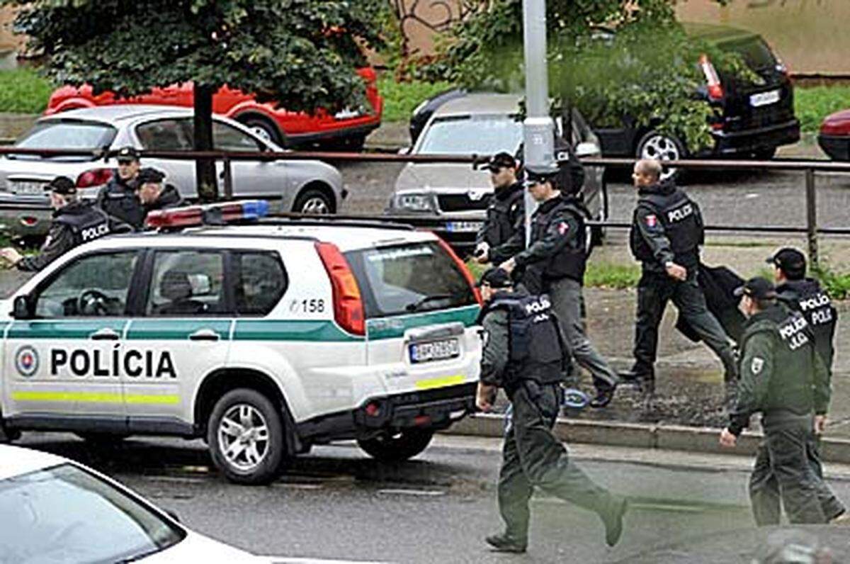 Im Devinska Nova Ves, einem Vorort von Bratislava, erschießt ein 50-Jähriger mit einer Maschinepistole und zwei Gewehren mindestens sieben Menschen und tötet sich anschließend selbst.