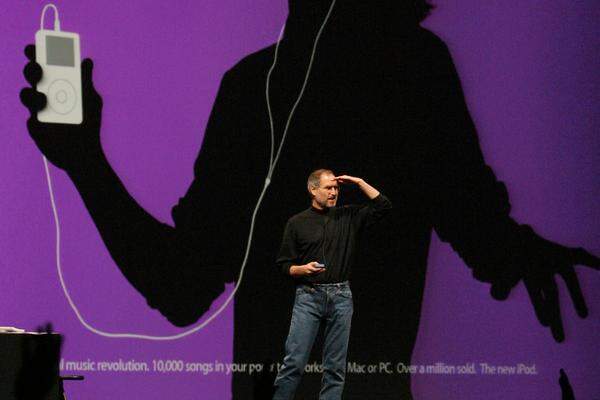 Zu neuer Größe verhalf Jobs Apple nach seiner zwölfjährigen Abwesenheit mit dem iPod, der im Jahr 2001 vorgestellt wurde. Der digitale Musikspieler wurde seither mehr als 250 Millionen Mal verkauft.Im Bild: Jobs bei einer iPod-Präsentation im Jahr 2004.