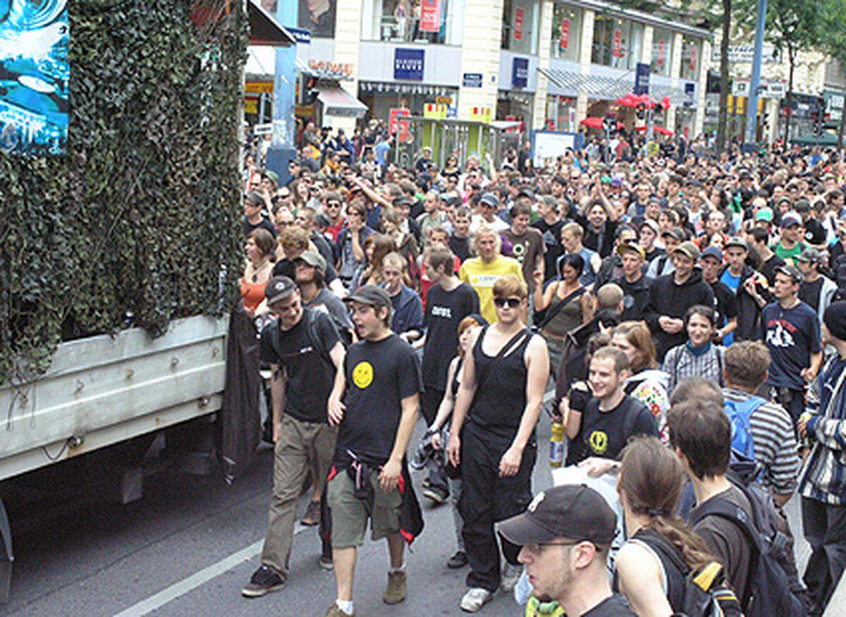 Lautstarke Demonstration am Samstag in Wien: Im Rahmen der "Freeparade" 2010 sind größere und kleinere Trucks mit DJs vom Europaplatz zum Resselpark gefahren - begleitet von tanzenden Jugendlichen.TEXT UND BILDER VON GÜNTER FELBERMAYER