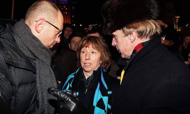 EU-Außenpolitikchefin Ashton bei Demonstranten in Kiew