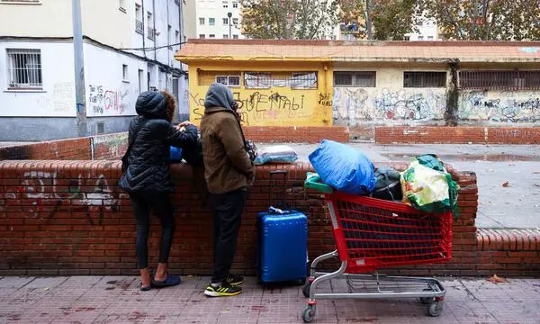  Migranten bei einer Unterkunft in einer ehemaligen Schule in Badalona. 