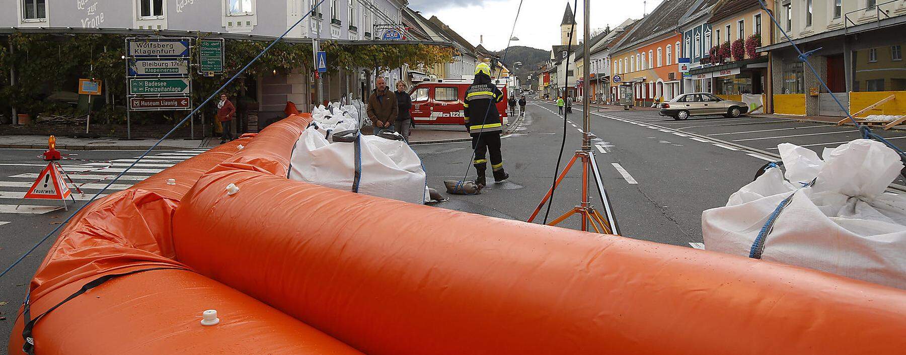 KAeRNTEN: LAVAMUeND RUeSTET SICH FUeR DROHENDES HOCHWASSER