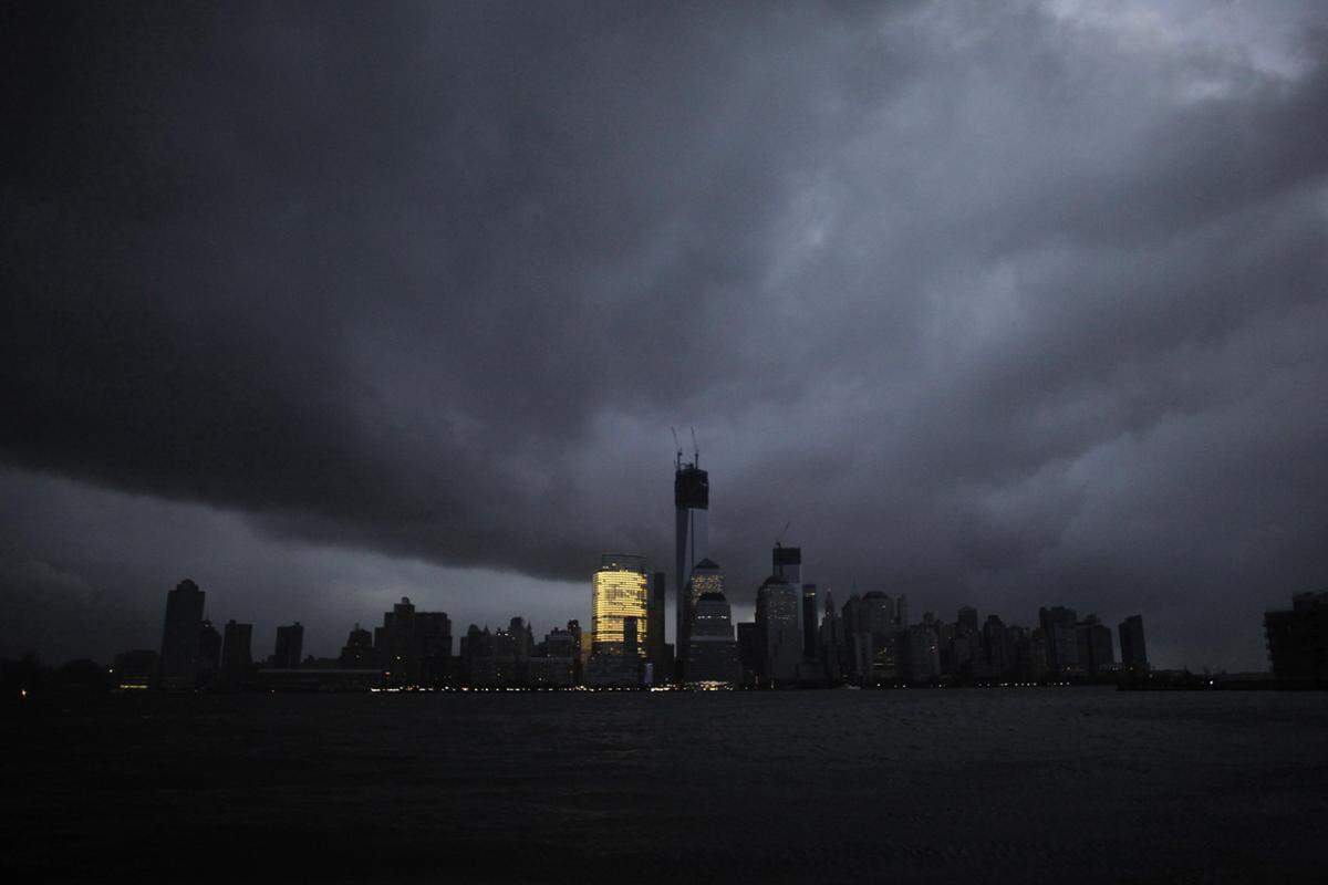 30. Oktober, New York, USA. Wirbelsturm Sandy hat der Skyline von Lower Manhattan die Lichter ausgeblasen.