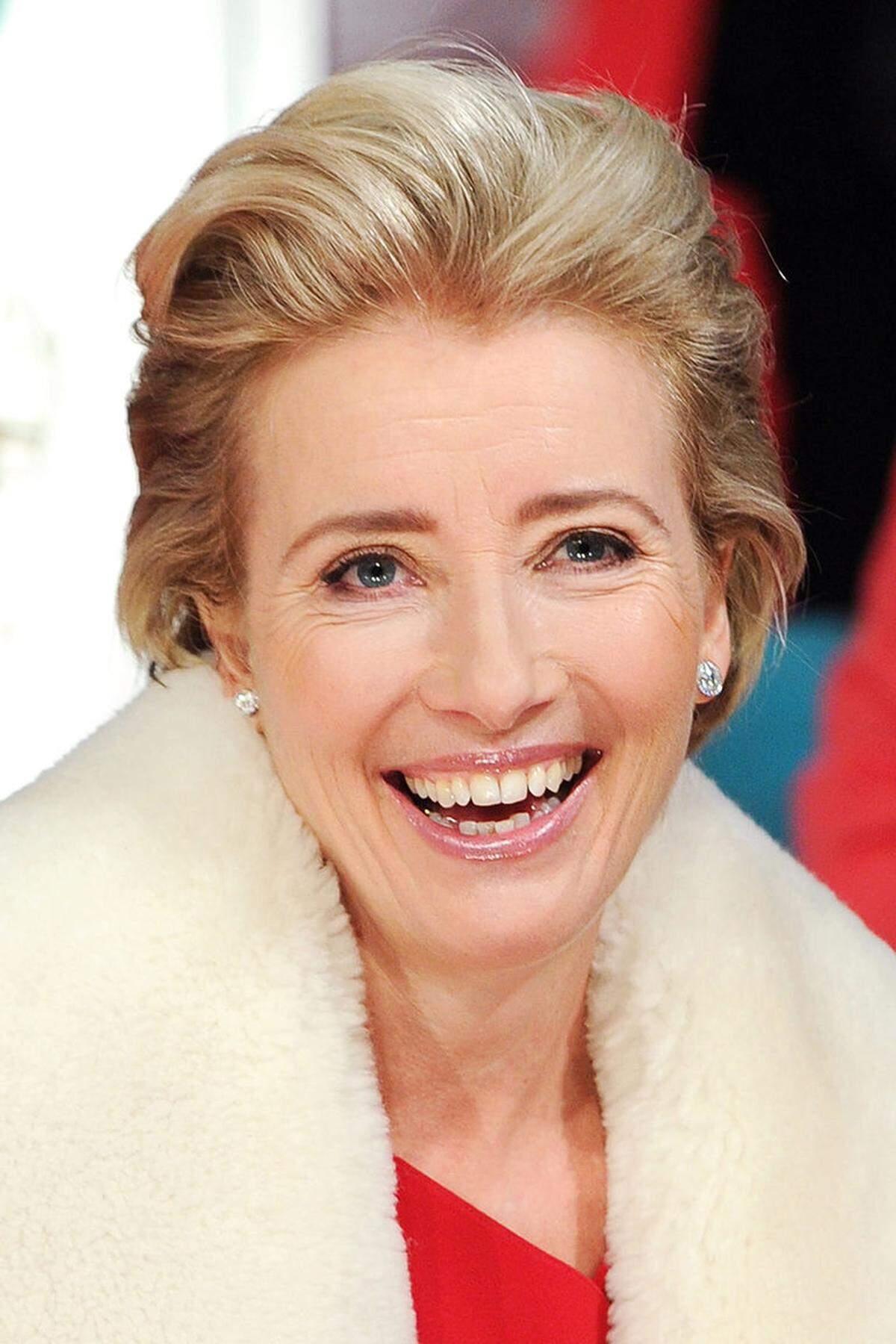 Oscarpreisträgerin Emma Thompson beklagt, dass es immer weniger Möglichkeiten für ältere Schauspielerinnen gebe. "Ich denke nicht, dass es einen nennenswerten Fortschritt gibt", sagte sie der britischen Zeitschrift "Radio Times". "Für Frauen ist die Frage, wie sie auszusehen haben, sogar noch schlimmer als zu der Zeit, als ich jung war."Es sei sehr beunruhigend und traurig, dass sich besonders für Frauen die Situation verschlechtert habe - einige "Formen von Sexismus und andere Unannehmlichkeiten für Frauen" seien stärker verwurzelt und weiter verbreitet als früher. "Ich stärke so vielen jungen Künstlerinnen den Rücken, wie ich kann", betonte die 56-Jährige.Juli 2015