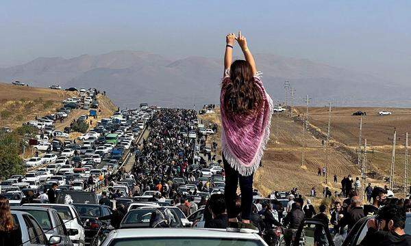 Ein ikonisches Foto: Seit einem Jahr erschüttert eine breit getragene Protestbewegung die Fundamente der Islamischen Republik. 