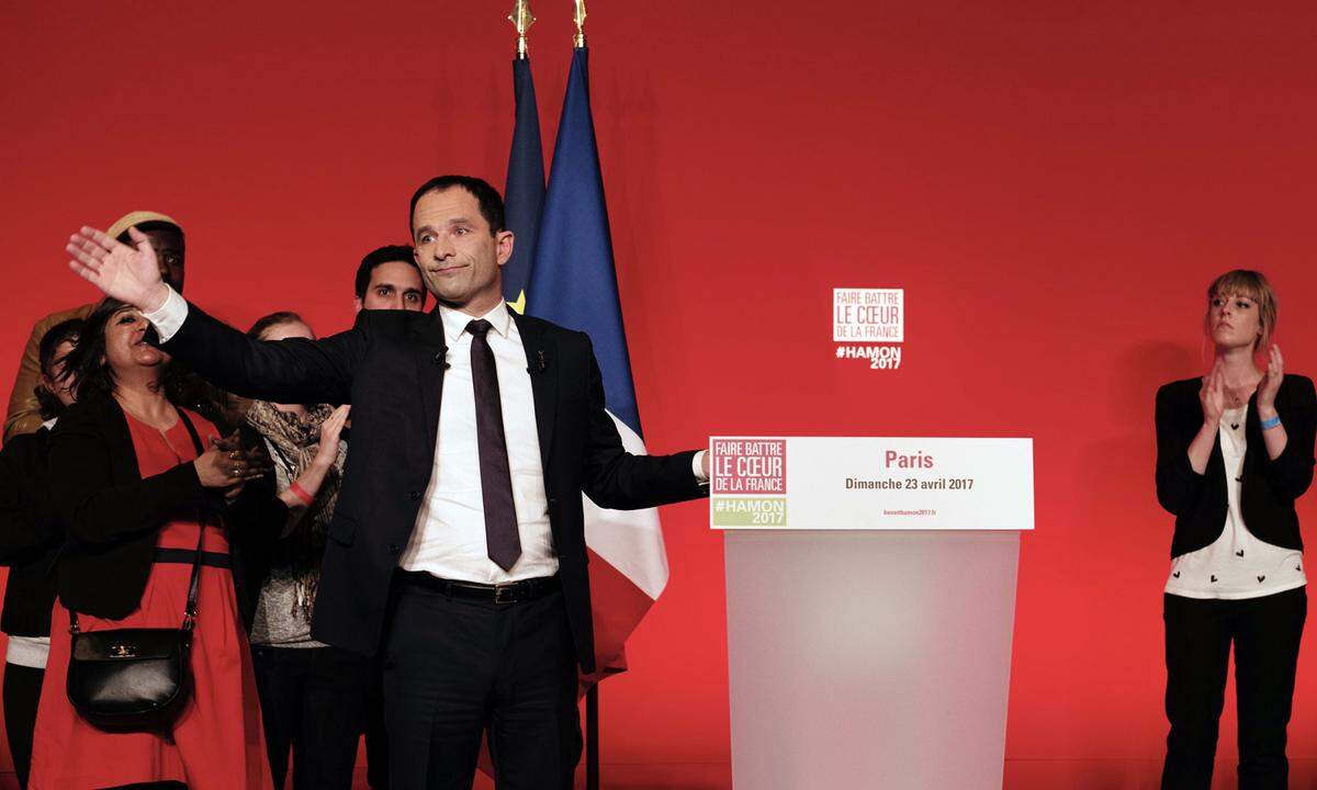 Der Präsidentschaftskandidat der Sozialisten, Benoit Hamon, der nach Hochrechnungen nur auf rund sechs Prozent der Stimmen gekommen war, gestand am Sonntagabend seine Wahlniederlage ein und rief ebenfalls zur Unterstützung von Macron auf.