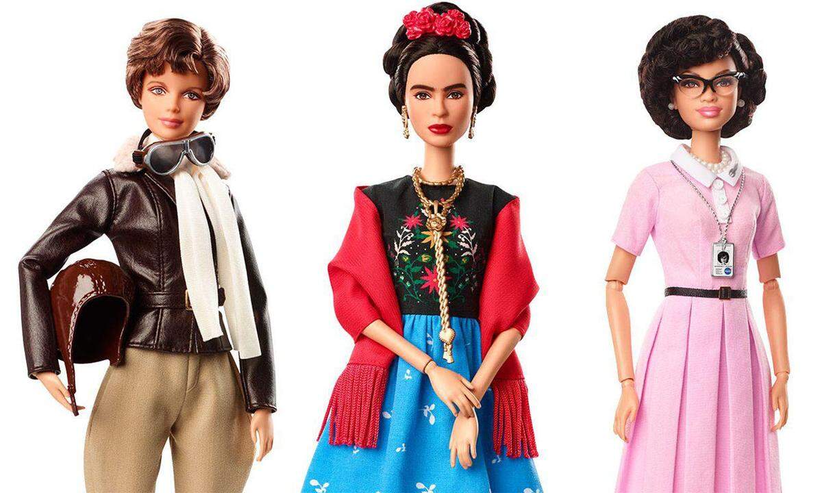 Auch historische Persönlichkeiten sind Teil der neuen Vorbilder-Kollektion: So sind Puppen der mexikanischen Künstlerin Frida Kahlo sowie den Wissenschaftlerinnen Amelia Earhart und Katherine Johnson nachempfunden. Jede dieser Barbies werde mit „lehrreichen Informationen über den gesellschaftlichen Beitrag, den die Frauen geleistet haben“ geliefert.