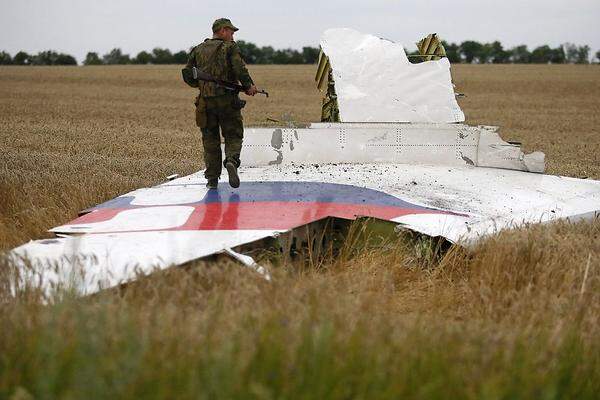Am 17. Juli schockiert ein Flugzeugabsturz die Welt: Ein Jet der Malaysia Airlines mit 298 Menschen an Bord wird über der Ostukraine abgeschossen. Niemand überlebt. Die Indizien deuten daraufhin, dass pro-russische Rebellen das Flugzeug vom Himmel holten, doch endgültig geklärt sind die Umstände bis heute nicht.