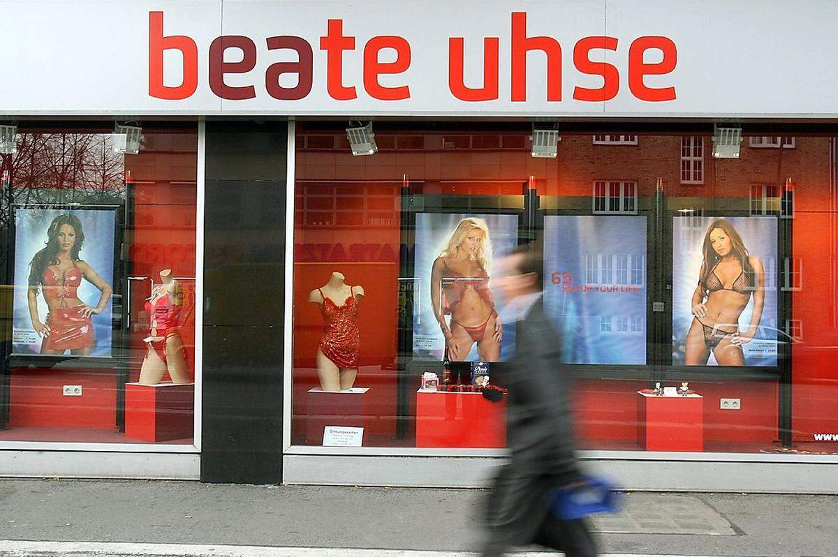 Jahrzehntelang hat auch der deutsche Erotikkonzern "Beate Uhse" Botschaften in seinem Logo versteckt. Wer die Buchstaben "ea" im Spiegel betrachtet, dem sollte ein Licht aufgehen - findet er doch eine Anspielung auf eine bestimmte Stellung. Mittlerweile wurde das Logo geändert.