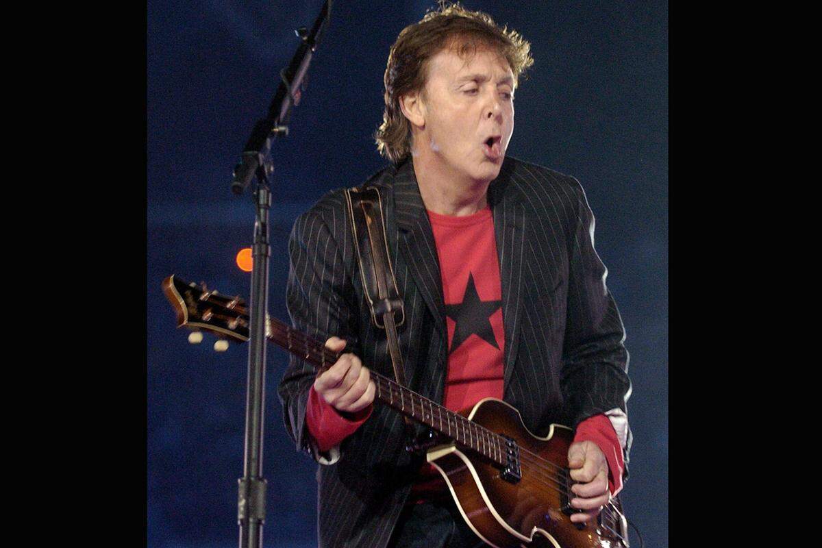 Im Jahr darauf wollte man unliebsame Überraschungen vermeiden, und brachte einen Ex-Beatle aufs Spielfeld. McCartney spielte drei Lieder der Beatles ("Drive my Car", "Get Back" und "Hey Jude"), 10.000 Zuschauer unterstützten seine Darbietung. Paul McCartney erhielt etwa 3,5 Millionen US-Dollar für die weniger als zehn Minuten dauernde Darbietung.