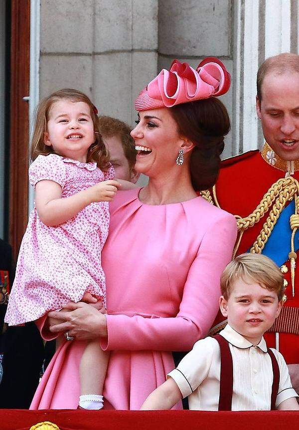 Im Bild: wahnsinnige Freude, durch die Bank, ob der Outfitwahl der Frau Mama/Gattin. Und: Diamantohrringe aus dem Schatzkästchen der Queen.