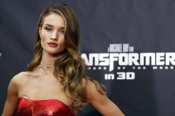 Sinnliche Lippen, lange Beine und was die Karriere angeht, auf der Überholspur. Das englische Model Rosie Huntington-Whiteley schaffte den Sprung vom Unterwäsche-Engel auf die große Action-Leinwand.