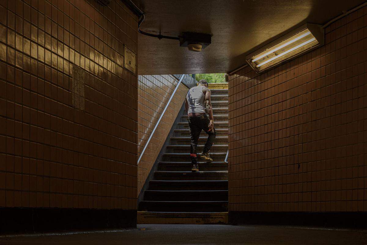 Fast vier Millionen Menschen transportiert das New Yorker U-Bahn-System an jedem Wochentag. Was für den einen Fahrgast der Anfang einer Linie ist, ist für andere das Ende. Bei ihren Bildkompositionen versuchte Nannini diese unterschiedlichen Perspektiven auch symbolisch darzustellen.