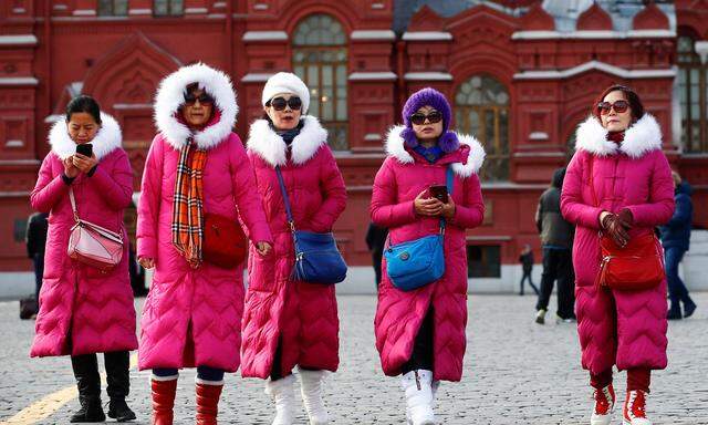 Chinesinnen auf dem Roten Platz in Moskau.