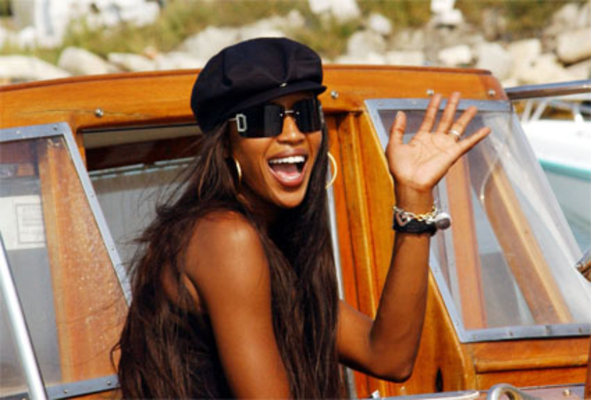 Nachdem der Koch die Pasta nicht nach den Vorgaben zubereitet hat, zertrümmert sie die Einrichtung einer Yacht und kürzlich stürmt sie schreiend während der Aufzeichnung aus einem Fernsehstudio, weil ihr die Fragen nicht passen.