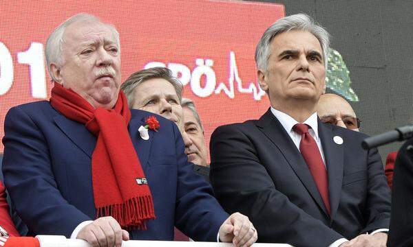 Der ehemalige Wiener Bürgermeister Michael Häupl und der damalige SPÖ-Kanzler Werner Faymann beim traditionellen 1. Mai Aufmarsch der SPÖ.