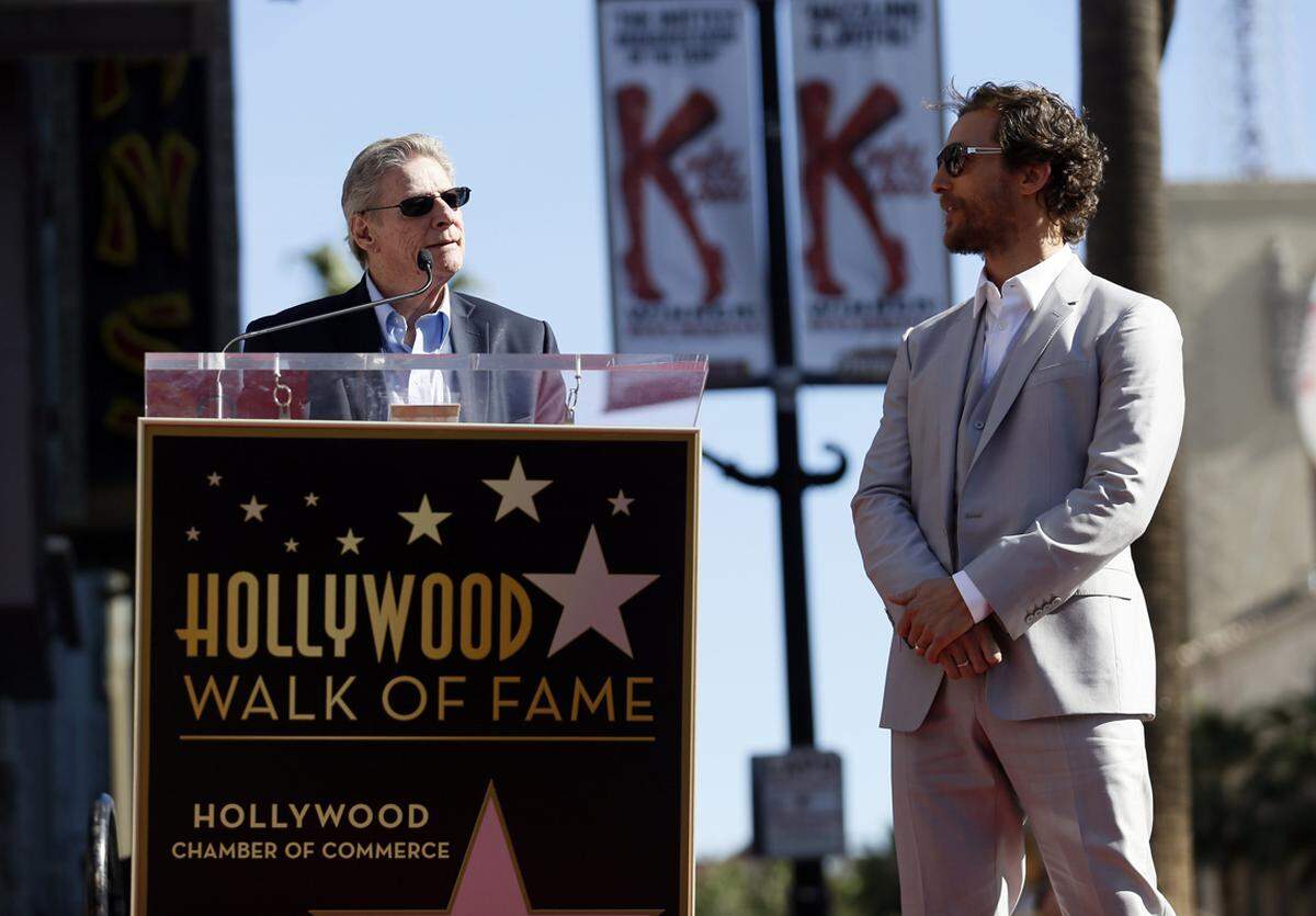 Produzent und Casting-Agent Don Phillips erzählte, wie McConaughey durch Zufall an seine erste Rolle kam. Er hätte den jungen Texaner vor gut 20 Jahren in einer Bar in Austin kennengelernt. Über Drinks hätten sie sich angefreundet.