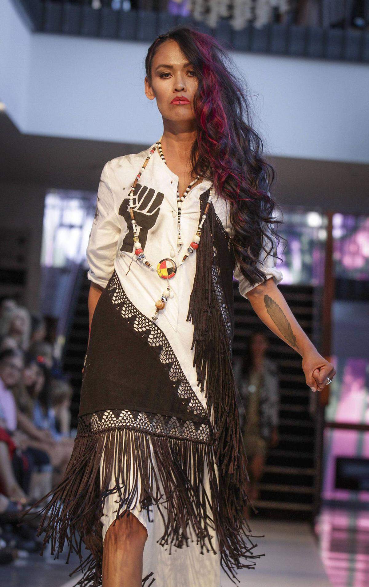 Mode, Musik und Künstler zeigen die vielfältige Kultur der nordamerikanischen Ureinwohner. Gezeigt wird nicht nur Streetwear, sondern auch umweltfreundliche Mode und Aborgine-Designs.