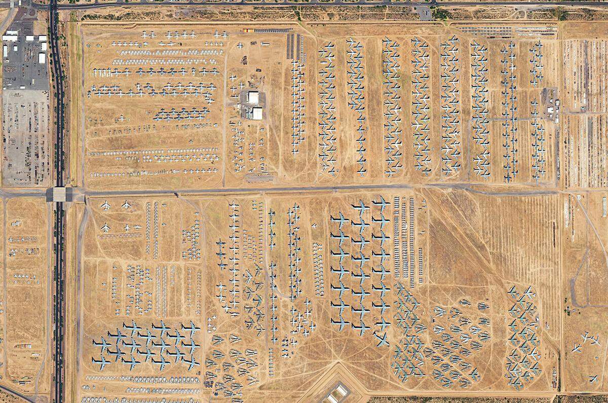 Die Davis-Monthan Air Force Base ist durch die 309. Aerospace Maintenance and Regenerati­on Group bekannt. Sie zerlegt am weltweit größten Flugzeugfriedhof alte Militärflugzeuge und entnimmt noch brauchbare Bestandteile.