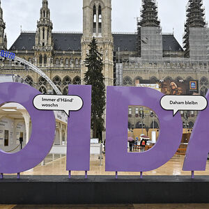 CORONA: ER�FFNUNG DES WIENER EISTRAUM