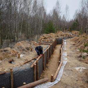 Ein Arbeiter baut einen Graben als Teil eines Systems neuer Befestigungslinien in der Nähe der russischen Grenze in der Region Tschernihiw