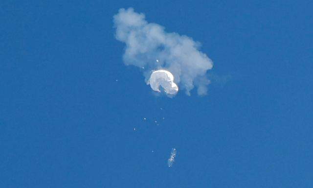 Die USA haben nach eigenen Angaben den mutmaßlichen Spionageballon nun doch abgeschossen. Er bewegte sich seit Tagen über dem US-Festland - und über sensiblen Militärstandorten.