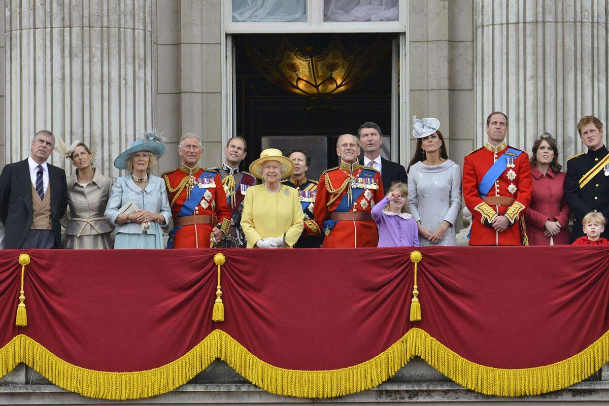 "An ihrem Hochzeitstag hatte sie Angst, öffentlich ausgebuht zu werden", sagt Junor. Das änderte sich nach und nach. Als etwa Prinz Williams Braut Kate vor ihrer Hochzeit im Jahr 2011 Rat suchte, war Camilla zur Stelle.