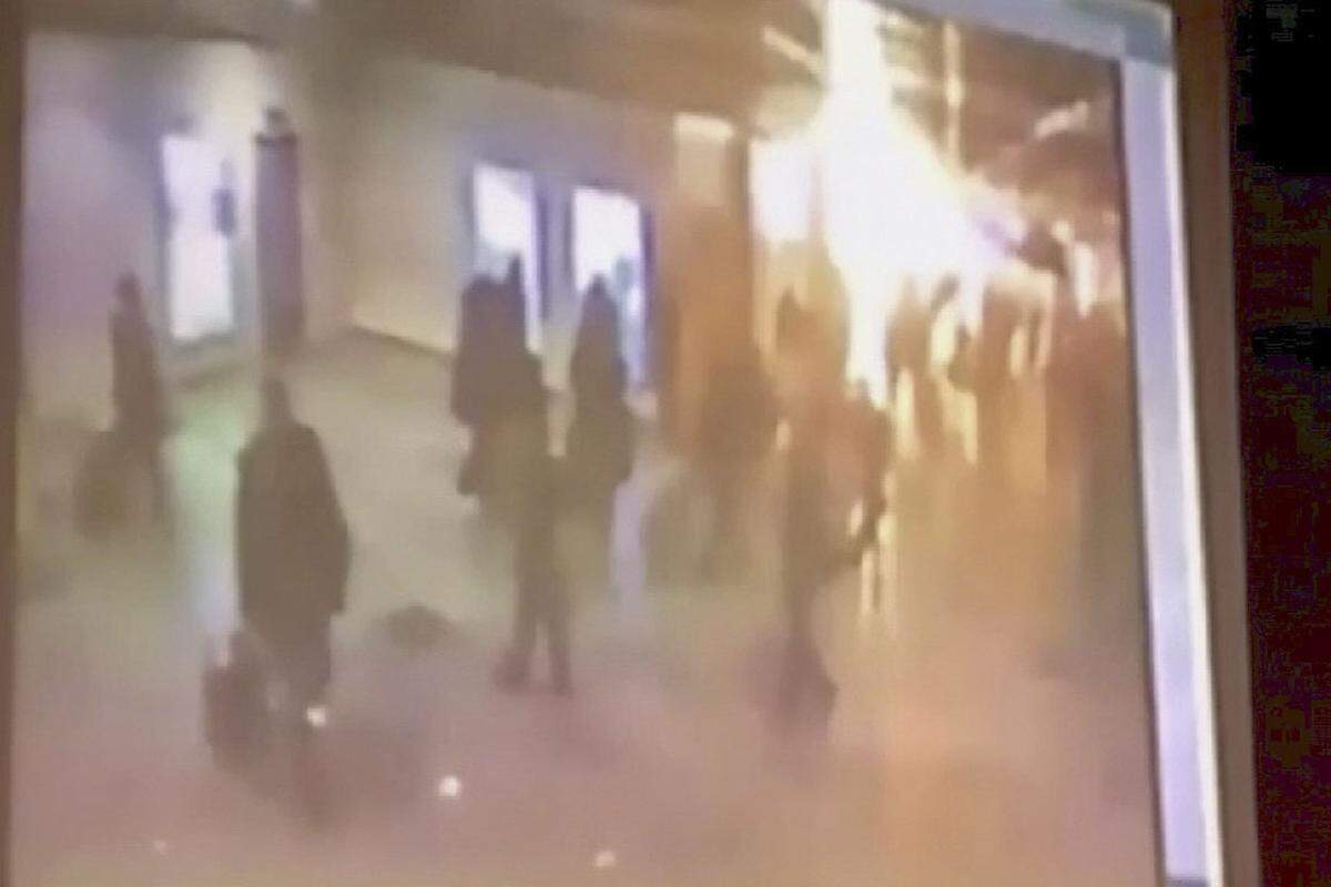 Bei einem Selbstmordanschlag auf dem Moskauer Flughafen Domodedowo sterben mindestens 37 Menschen. Drahtzieher der Sprengstoffattacke ist der tschetschenische Terrorist Doku Umarow, der der russischen Regierung per Video mit weiteren Anschlägen droht.