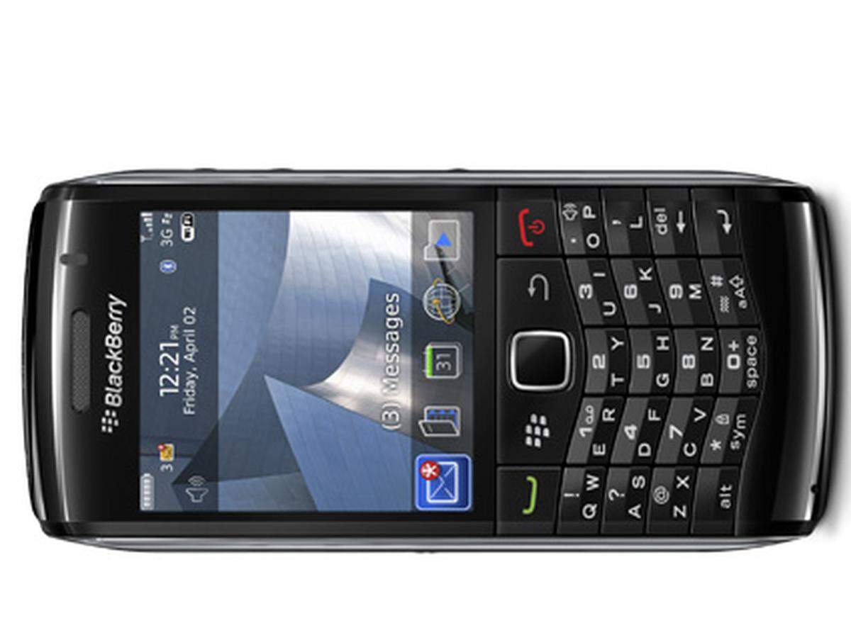 Die E-Mail-Maschine Blackberry ist bekannt für seine großzügige Tastatur. Einzig das "Pearl" kommt mit einer simpleren Variante und ist damit auch für kleinere Taschen geeignet. Jetzt gibt's mit dem Pearl 3G eine neue Version mit Mini-Trackpad statt dem klassischen Steuerball. Neu sind auch eigene Multimediatasten zum Steuern von Musik und Videos. Die Kamera knipst mit 3,2 Megapixeln und LED-Blitz. GPS und WLAN sind auch mit an Bord. Preise sind noch keine bekannt. Start soll Ende Mai/Anfang Juni sein.