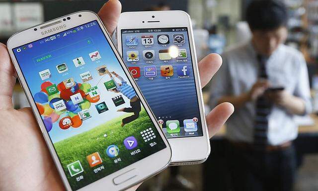 File picture illustration of Samsung Electronics´ Galaxy S4 and Apple´s iPhone 5 taken in Seoul