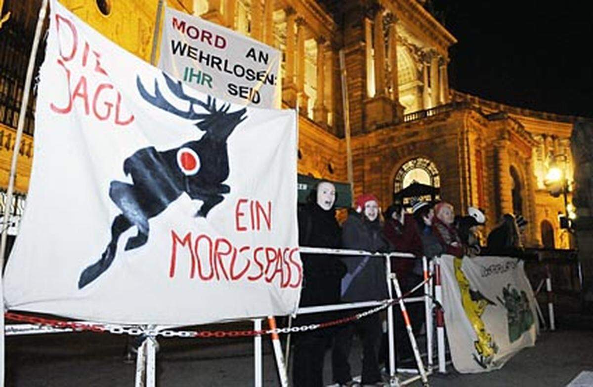 Nicht viel Beachtung fand dafür das Grüppchen an Demonstranten vor der Hofburg. Mit "Schande über die Jägerbande"-Chören begrüßte es die Ballbesucher, die sich aber trotzdem nicht vom Feiern abhalten lassen wollten.