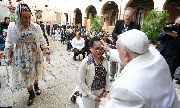Papst Franziskus am 28. April bei seinem Venedig-Besuch in einem Frauengefängnis. 