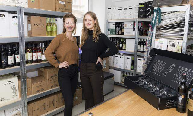 Zwei der drei Weintanten: Julia Panholzer (l.) und Sophia Szabo.