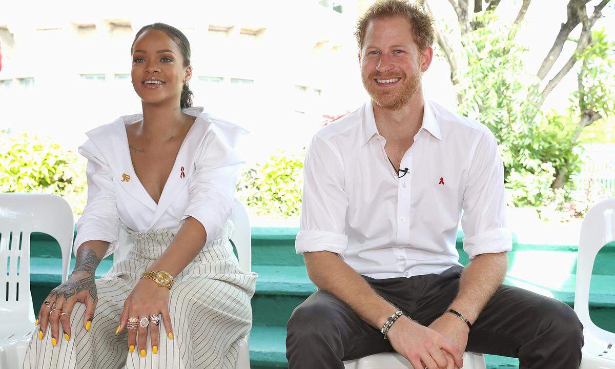 Rihanna und Prinz Harry, der zu diesem Zeitpunkt im Dezember 2016 bereits mit Herzogin Meghan (inoffiziell) liiert war, verstanden sich bei ihrem Treffen auf Barbados in entspannter Atmosphäre auf Anhieb gut.