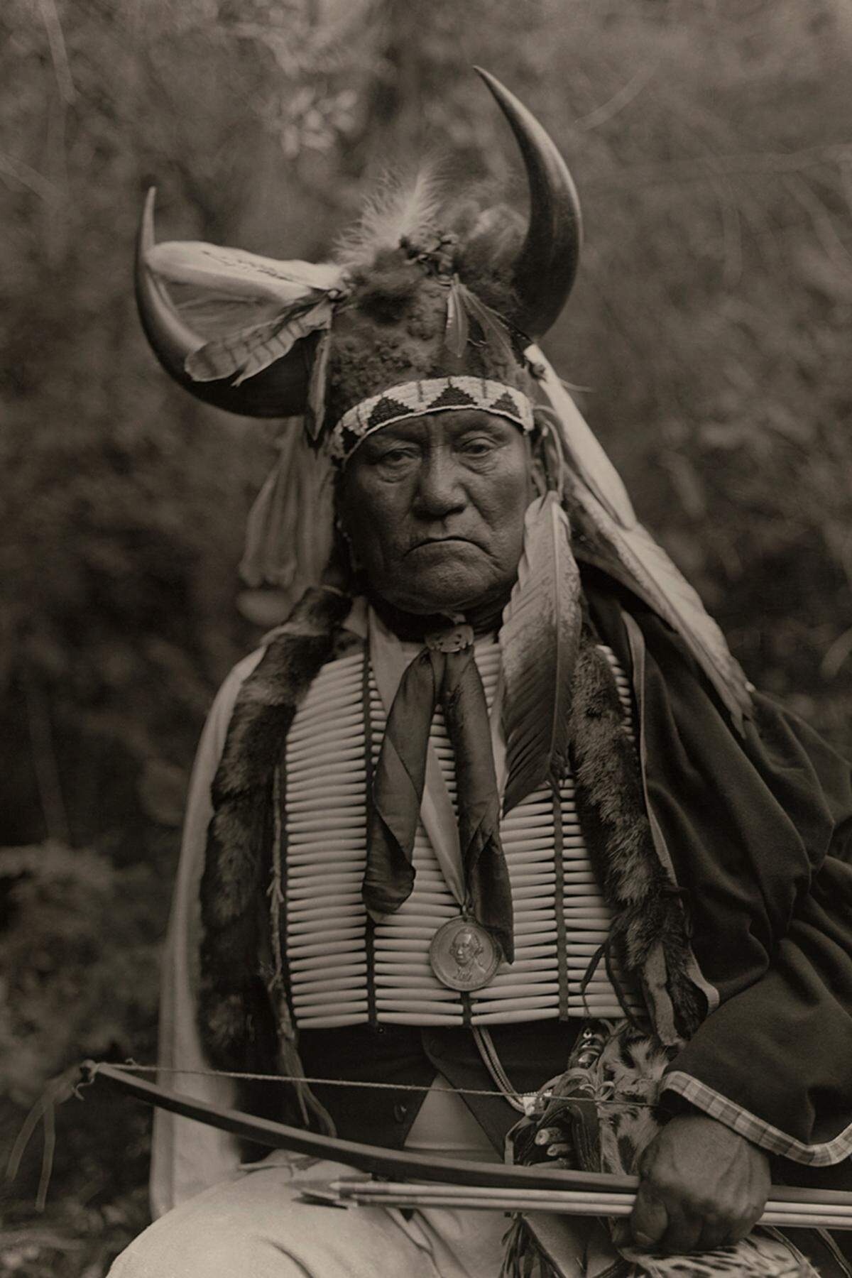 Hiram Bingham, Archäologe und Universitätsprofessor in Yale, führte ab1911 die Unternehmungen an, die die Ruinen der Inka-Stadt Machu Picchu in Peru der Weltöffentlichkeit bekannt machten.Joseph Dixon: Porträt Ta-Na-Haddle, 1921 (c) National Geographic Image Collection