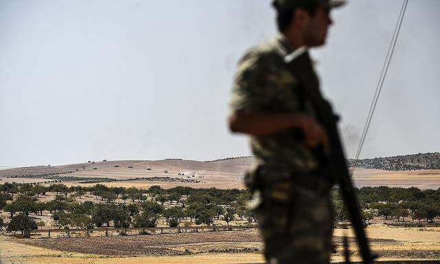 Archivbild: Ein türkischer Soldat bei Karkamis an der Grenze zu Syrien im vergangenen August