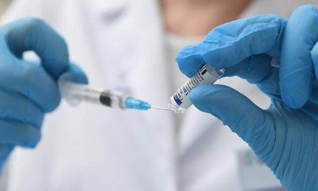 Russia Coronavirus Vaccination 6661296 28.09.2021 A healthcare worker prepares a dose of Sputnik V (Gam-COVID-Vac) vacci
