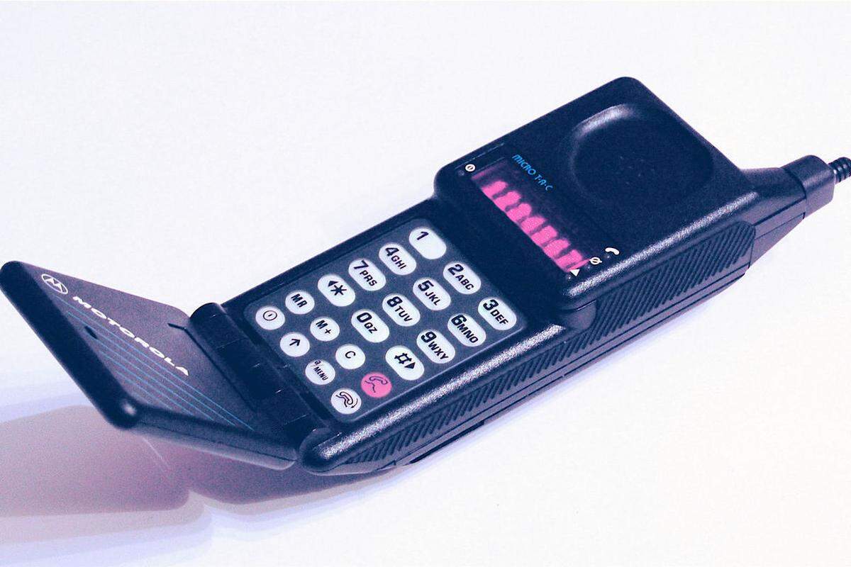 1989 brachte Motorola als Nachfolger für das DynaTAC das deutlich kleinere MicroTAC auf den Markt. Das MicroTAC war das erste Klapp-Handy. Der Marktpreis lag damals bei 3500 US-Dollar.