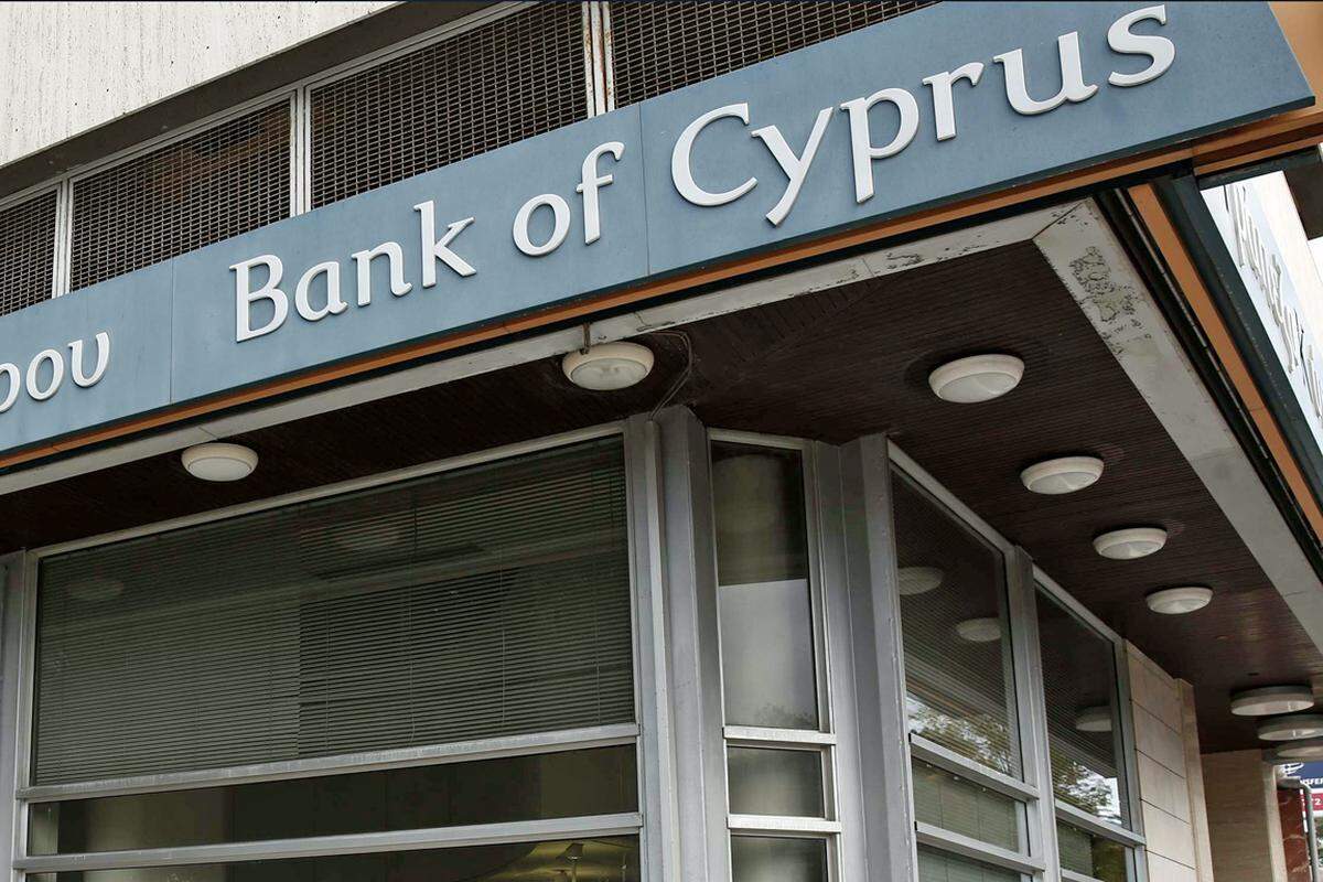 Die EU drängt Zypern, einem Rettungsplan der Troika aus EU, Internationalem Währungsfonds (IWF) und Europäischer Zentralbank (EZB) zuzustimmen. Dieser sieht Gehaltskürzungen im öffentlichen Dienst sowie eine Erhöhung der Mehrwertsteuer vor. Die Verhandlungen mit der regierenden Linkspartei Akel ziehen sich aber hin.