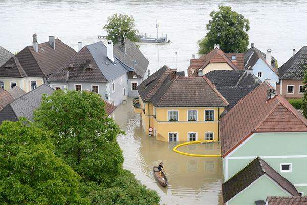 In Emmersdorf am Eingang der Wachau bleibt die Altstadt weiterhin überflutet, der Pegel geht aber leicht zurück.