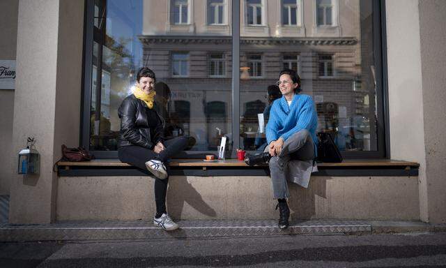 Plauderpartnerinnen Dunja Sporrer und Karin Riebenbauer (v. l.) bei einem Offline-Plausch in der Cafébrennerei Franze beim Währinger Kutschkermarkt.
